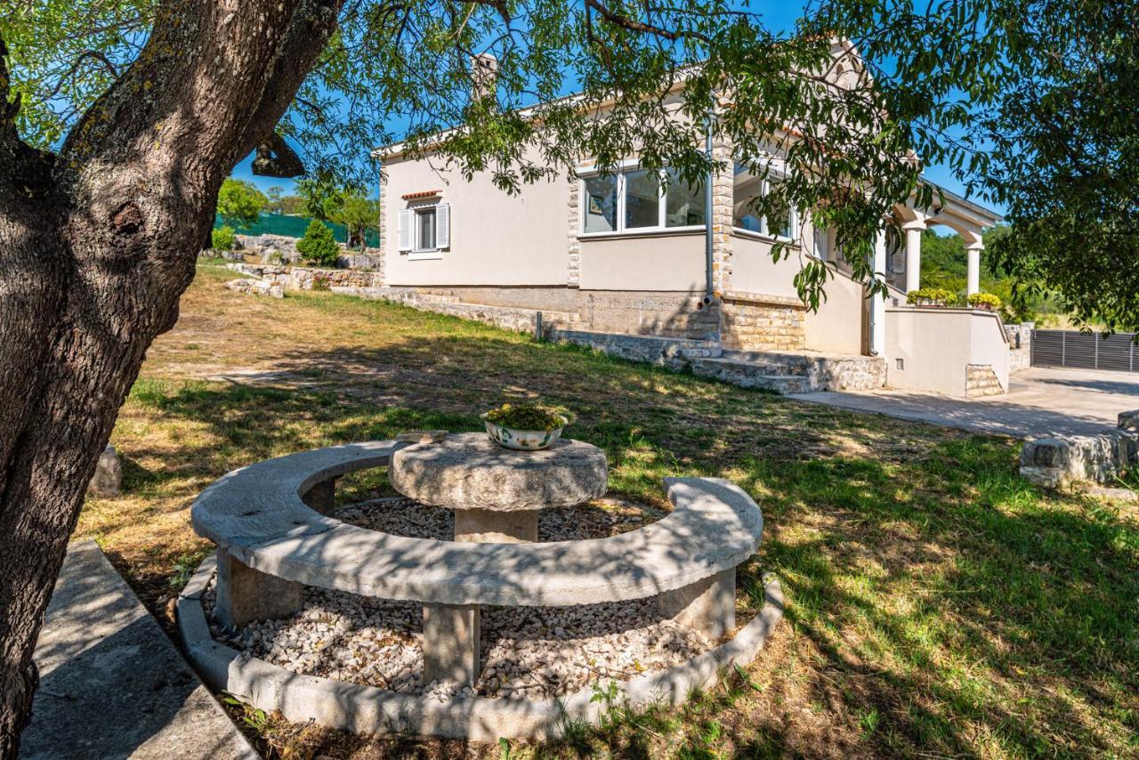 Holiday Home Ante With Beautiful Private Garden Nadin 外观 照片