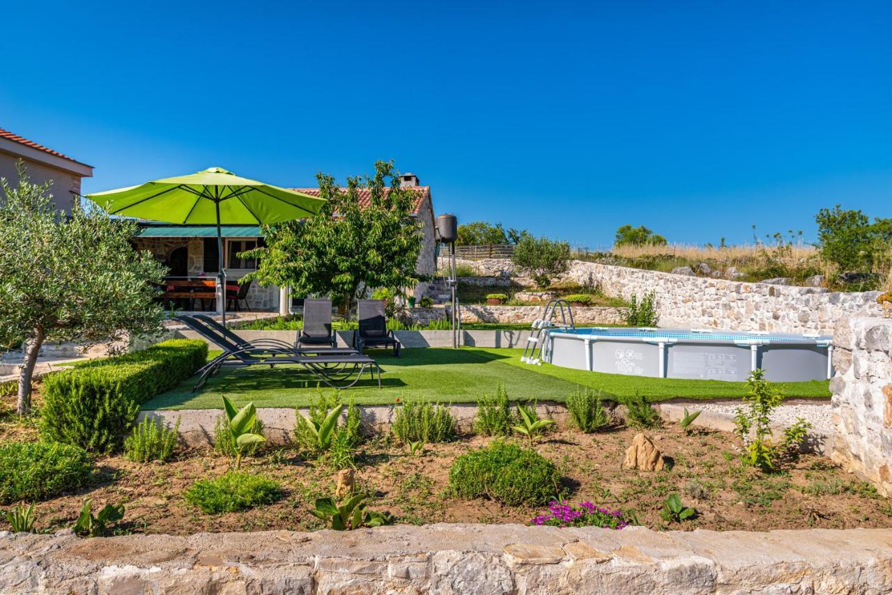 Holiday Home Ante With Beautiful Private Garden Nadin 外观 照片
