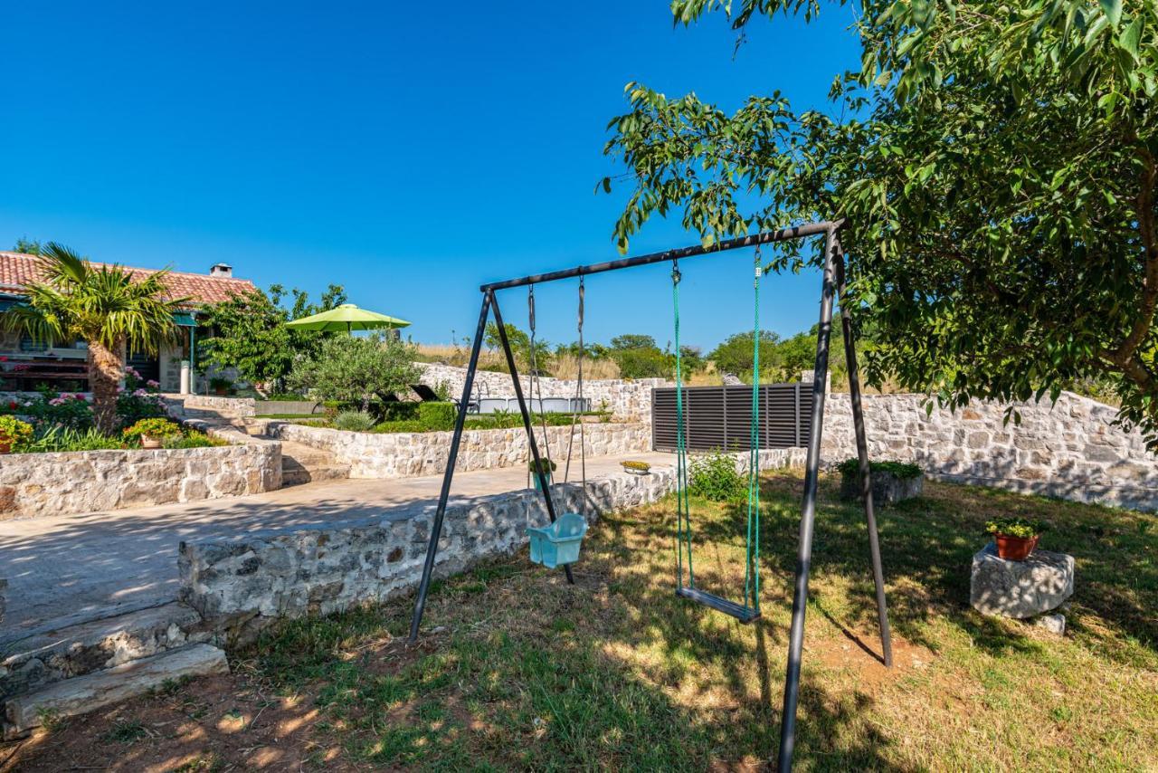 Holiday Home Ante With Beautiful Private Garden Nadin 外观 照片