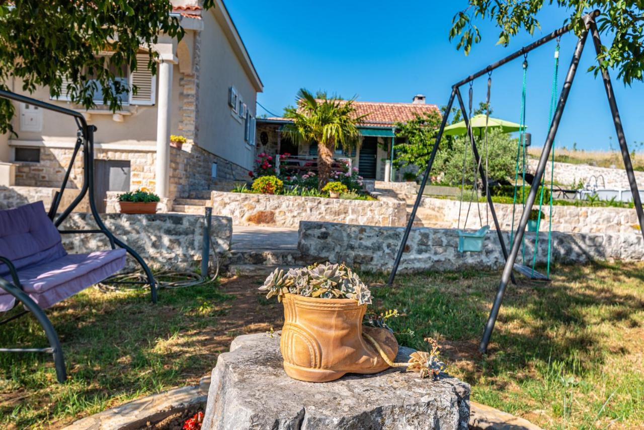 Holiday Home Ante With Beautiful Private Garden Nadin 外观 照片