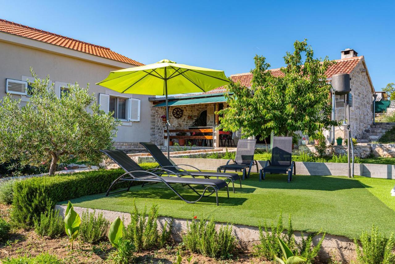 Holiday Home Ante With Beautiful Private Garden Nadin 外观 照片