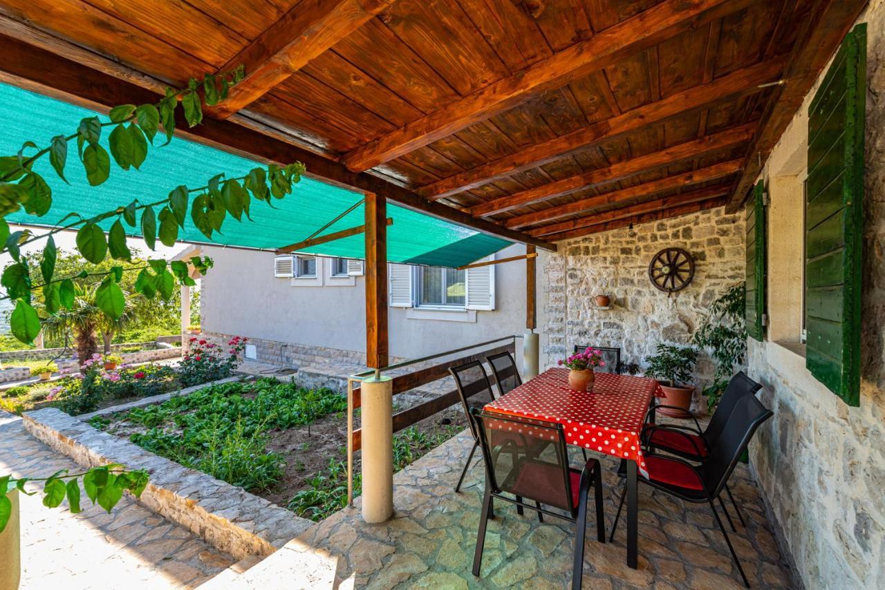 Holiday Home Ante With Beautiful Private Garden Nadin 外观 照片