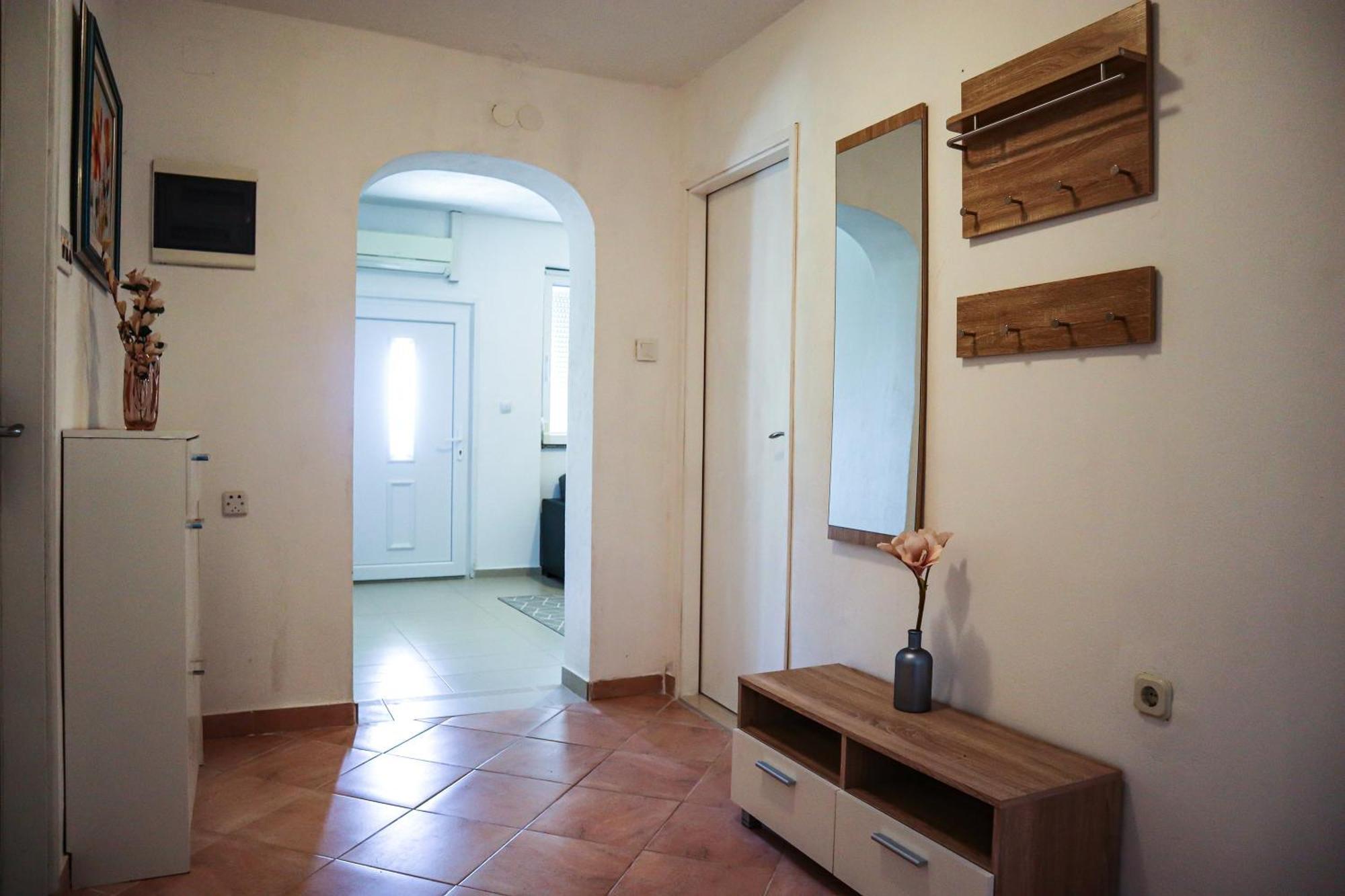 Holiday Home Ante With Beautiful Private Garden Nadin 外观 照片