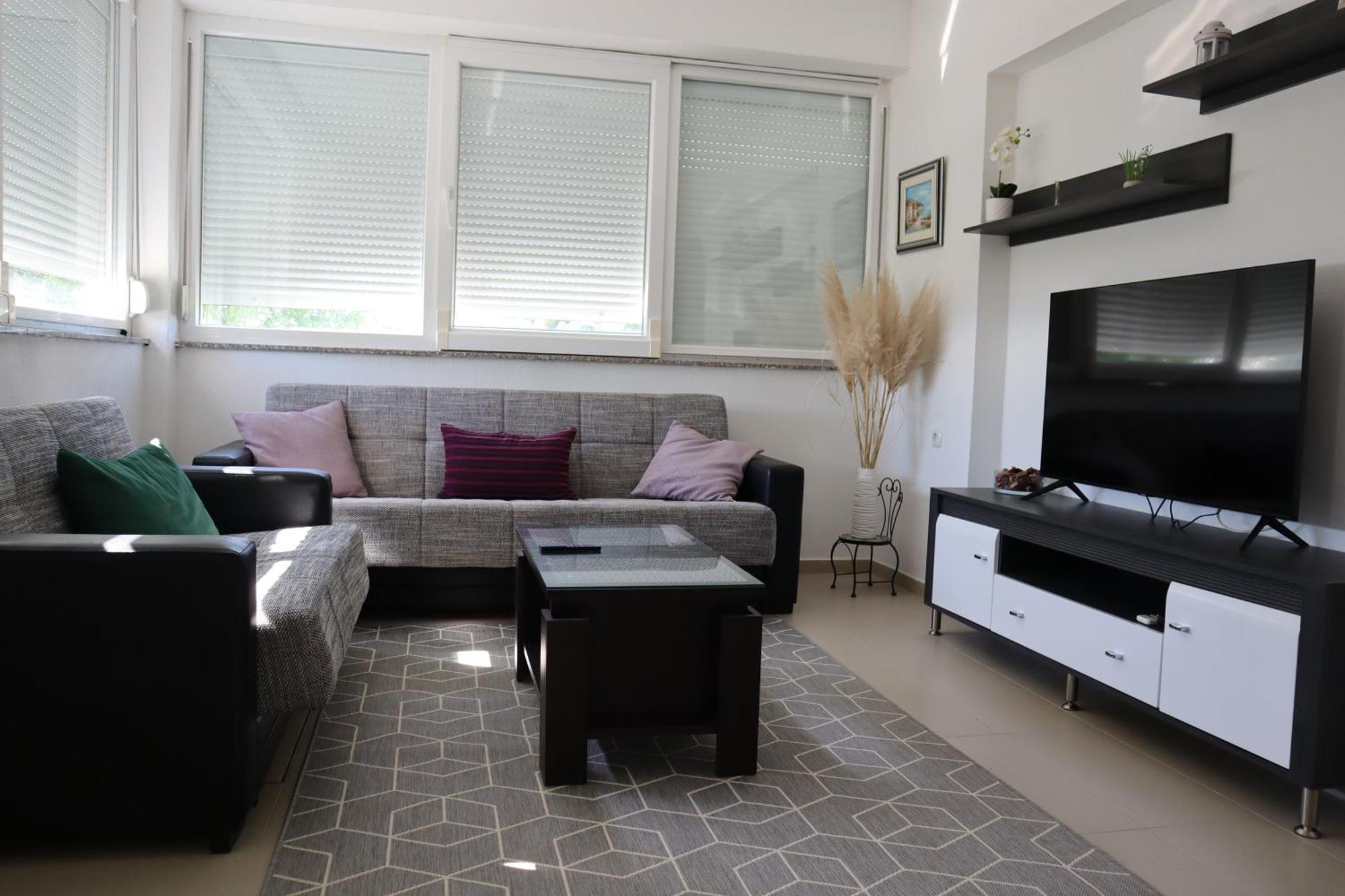 Holiday Home Ante With Beautiful Private Garden Nadin 外观 照片