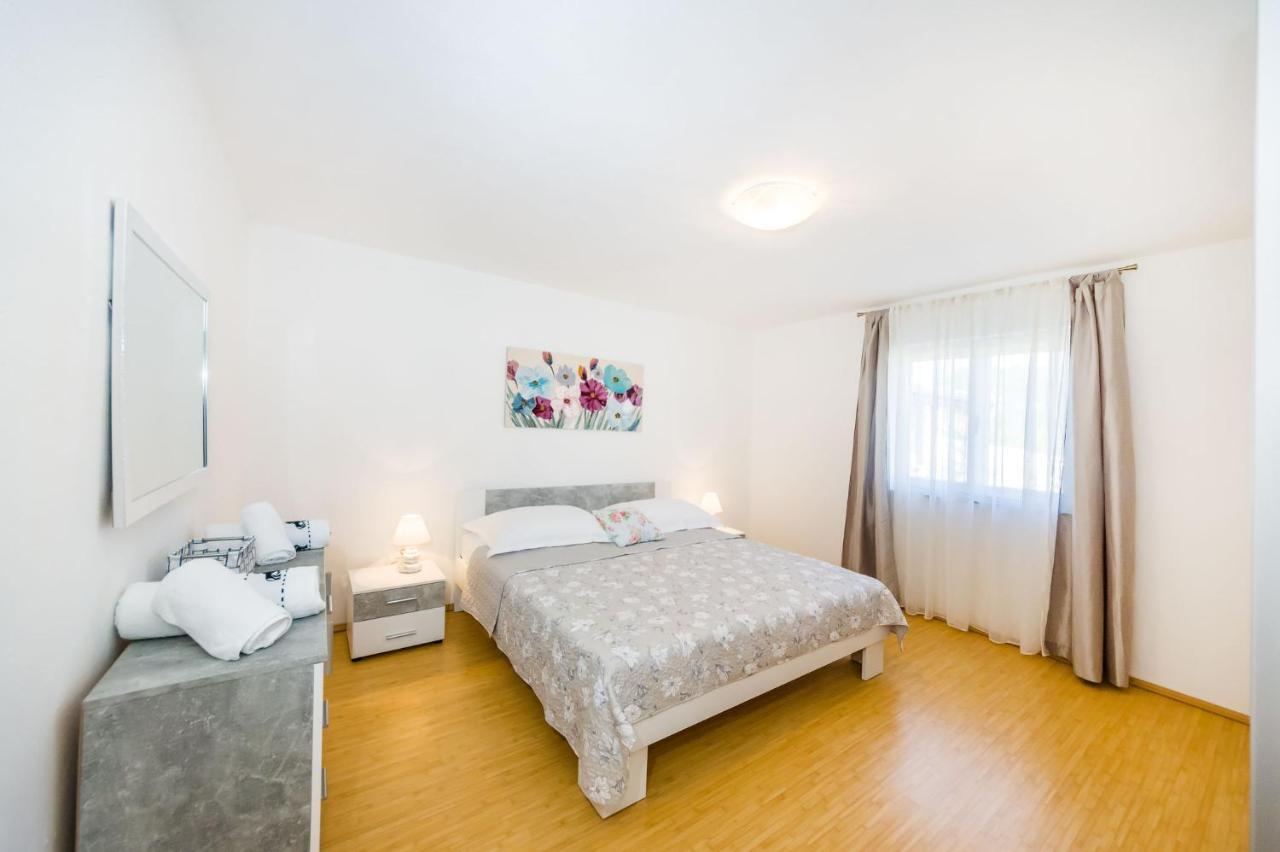 Holiday Home Ante With Beautiful Private Garden Nadin 外观 照片
